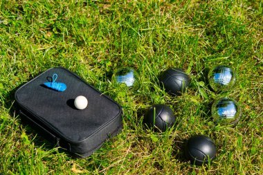 Bocce yalan yeşil çimenlerin üzerinde oynamak için ayarla