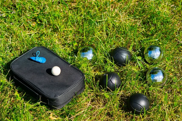 Set for playing bocce lies on a green lawn — Stock Photo, Image