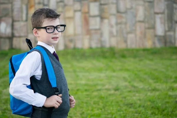 Öğrenci okul, bir evrak çantası ile sağa sokakta yürüyüşler yazıt için bir yer