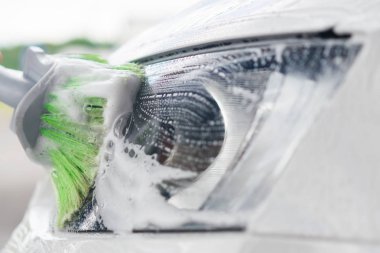 fırça ile köpük makinesi yakın çekim yakınındaki Far losyonları