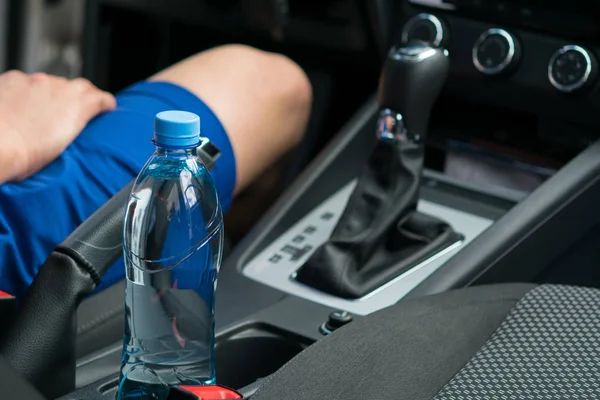 Láhev vody je v autě řidiče, detail — Stock fotografie
