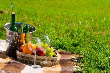 Bir şişe şarap ve meyve, açık havada ile kırsal romantik atmosferde