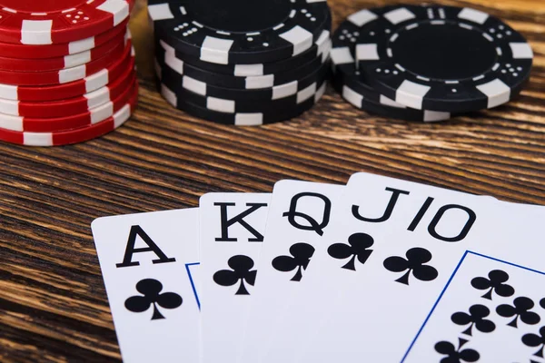 Para için oynamak için ahşap bir masa iyi siyah kartları kümesi — Stok fotoğraf