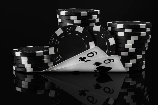 Black white idea of poker chips and poker cards in poker on a black background — Stock Photo, Image