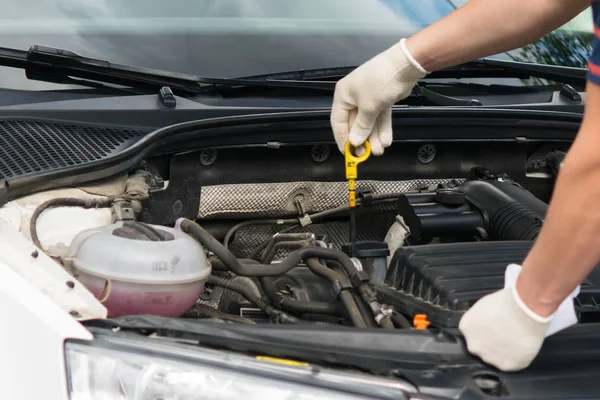 Hlavní auto kontroluje hladiny motorového oleje — Stock fotografie