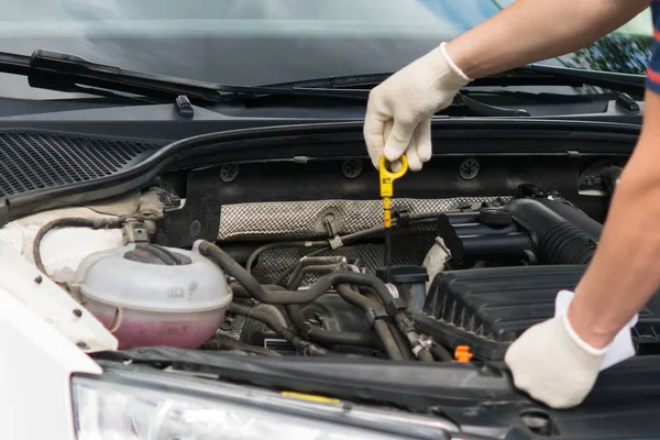 Araba ana motor yağ düzeyini denetler