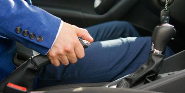 Arabayı bir el freni, sürücü üzerinde koyarak