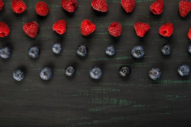 farklı meyveler, kırmızı ve siyah ve bir yer altındaki yazmak için lezzetli arka plan