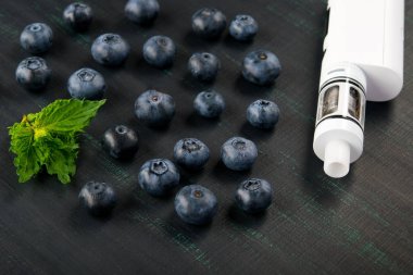 elektronik sigara tadı için nane ile bir siyah arka plan olgun çilek-