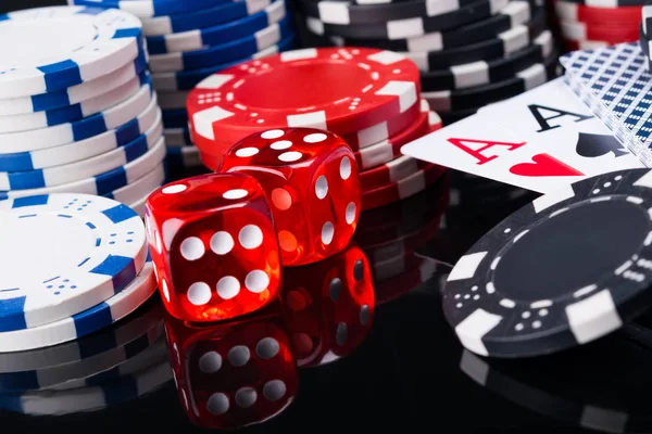 Siyah ayna tablo ve iki as oyun para büyük bir set