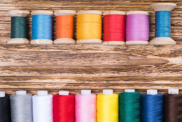 iki hatta satır, çok renkli iplik, orada ortasında ahşap bir masa üzerinde bir yazıt için bir yer