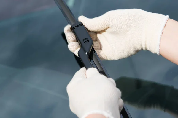 Replacement of windscreen wipers, specialist in rag gloves — Stock Photo, Image