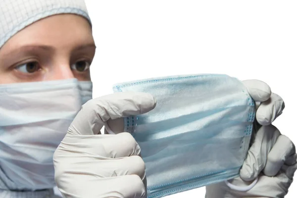 Маска для защиты дыхательных путей, в руках сотрудника лаборатории — стоковое фото