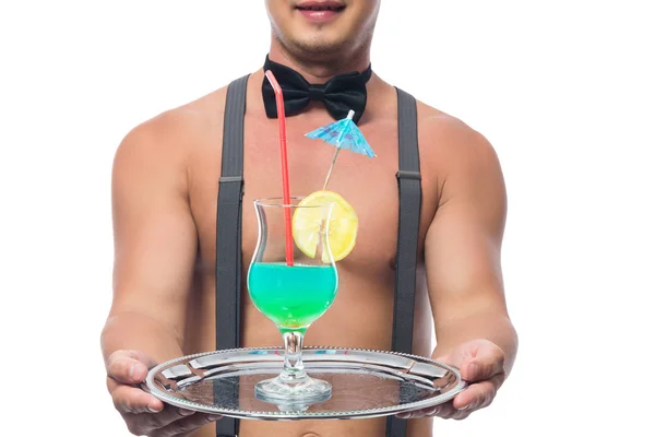 Прохладный синий коктейль, в руках красивого бармена, с траулером — стоковое фото