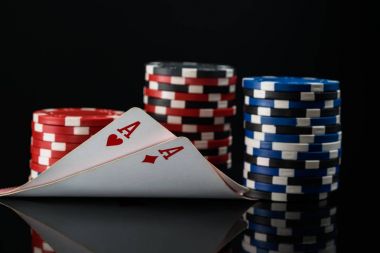İki kırmızı as poker kartları poker bahisli arka planı