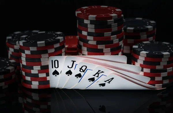 暗闇の中でポーカーを再生するためのチップの背景にカードの勝ちの組み合わせ — ストック写真