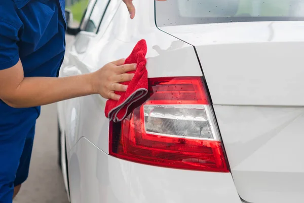 Mano limpia la luz trasera del coche con un trapo rojo, primer plano — Foto de Stock