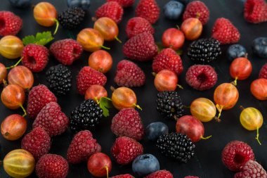 Üzerine çeşitli Bahçe çilek ile karanlık tablo