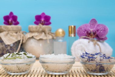 deniz tuzu, mor orkideler Spa arka planı ile üç tabak