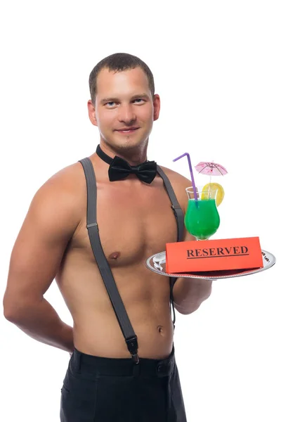 Barkeeper mit nacktem Oberkörper, brachte einen alkoholischen Cocktail, auf einem Tablett, Reserveteller — Stockfoto