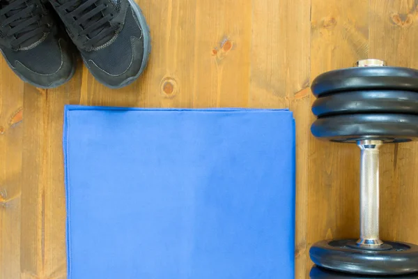 Serviette bleue pour l'écriture, et équipement sportif noir pour le fond — Photo