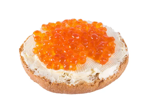 Sanduíche com manteiga e caviar vermelho, sobre fundo branco isolado — Fotografia de Stock