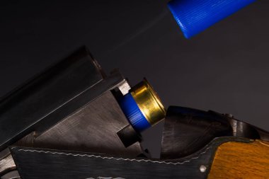 siyah bir arka plan üzerinde çekim için spor silah şarj işlemi