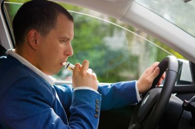 bir araba sürüş sırasında elektronik sigara sigara