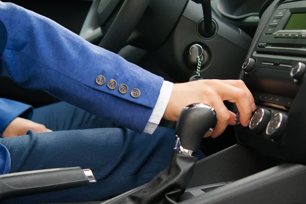 Homem no carro regula o controle do clima — Fotografia de Stock