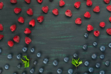 yazıt için orta yerinde bir siyah arka plan üzerine çilek Ahududu ve yaban mersini yalan