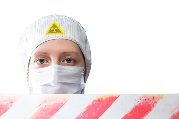 Forskare i särskilda kostym med en skylt av strålning, bakom ett tabu band — Stockfoto