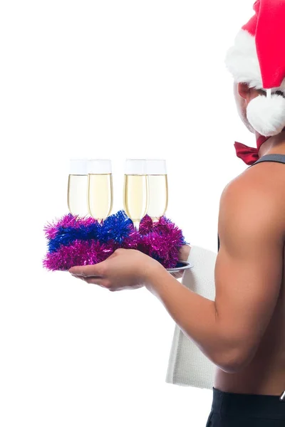 Barmen kırmızı Santa Claus şapka içinde beyaz izole bir tepsi şampanya taşır — Stok fotoğraf