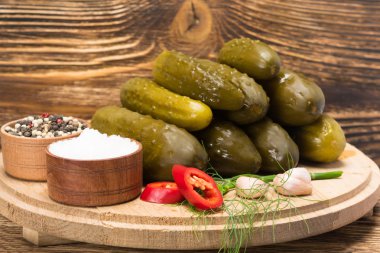 üzerinde yuvarlak kurulu tuzlu salatalık biber ve baharat ile