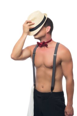 çıplak bir gövde ile yakışıklı adam şapkasını ayarlar, bir garson beyaz izole