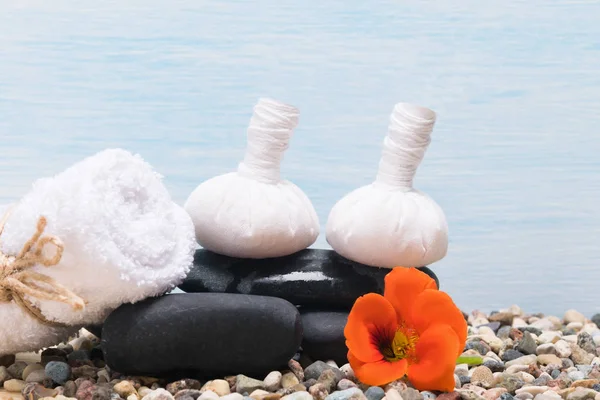 Conjunto de cosas para masajes tailandeses y procedimientos de spa sobre un fondo azul — Foto de Stock