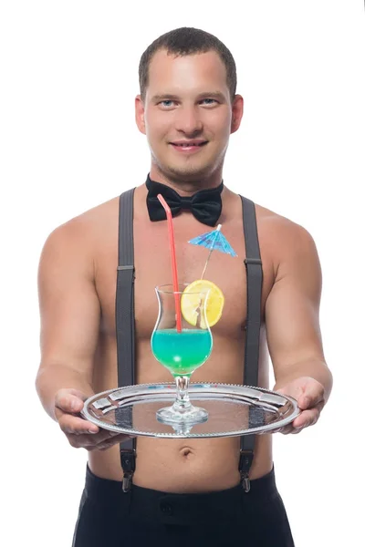 Man met een naakte torso houden een dienblad met een cocktail, de ober is geïsoleerd op wit — Stockfoto