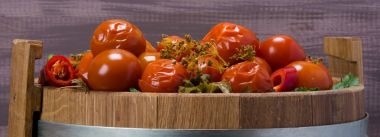 Bir ahşap zemin, tuzlu domates üzerine meşe küvet