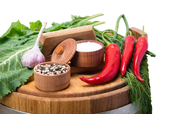 Egy sor, a fűszerek, a borsot, a sót és a gyógynövények fafelületre — Stock Fotó
