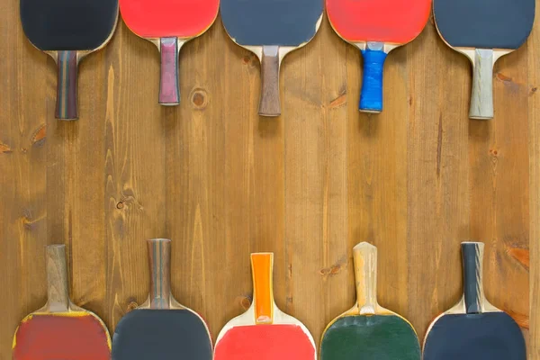 Diez raquetas de tenis sobre un fondo de madera — Foto de Stock