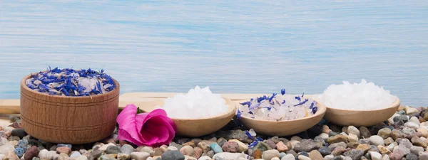 Un conjunto de sales SPA para tomar baños perfumados — Foto de Stock