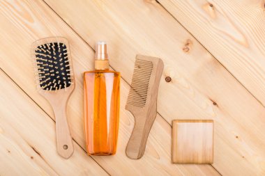 tarak ve styling saç ahşap arka plan en iyi görünüm için sprey