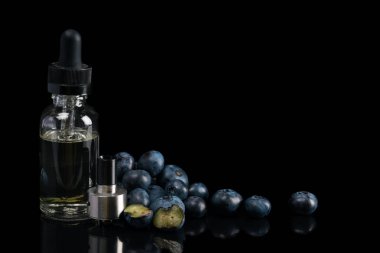 siyah bir arka plan ve yaban mersini tadı bir şişe üzerinde elektronik sigara tank. Wapes siyah bir arka plan için reklam konsepti