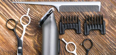 saç kesme elektrik Makinası, ahşap arka plan üzerinde için bir araç ayarlar