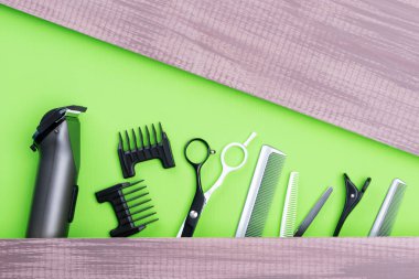 Kuaför saç kesim, yeşil ahşap zemin için ayarlandı, bir yazıt için bir yer var.