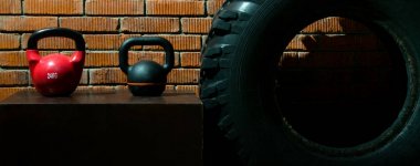 iki farklı dumbbells bir tuğla karşı arka plan crossfit salonda duvar.