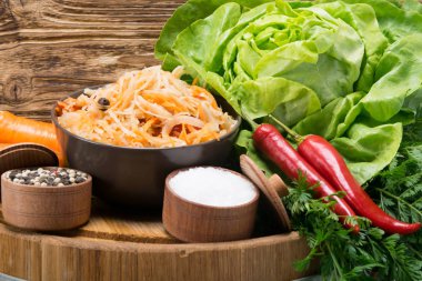 yanında ürünleri bir dizi bir tabak içinde hazır lahana salatası