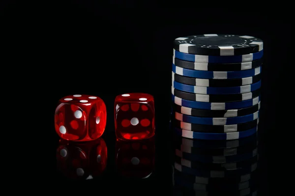 Sobre un fondo negro, dos dados rojos y una apuesta por el juego — Foto de Stock