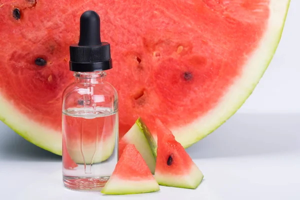 A görögdinnye íz a palackban, mellette koncentrátum — Stock Fotó
