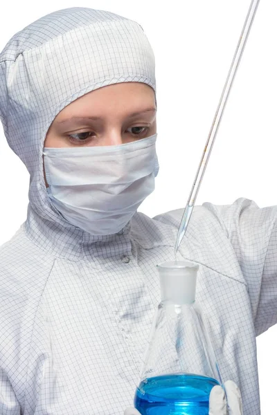 Naukowiec Kobieta w mundurze podnosi niebieski płyn z żarówką na białym tle — Zdjęcie stockowe