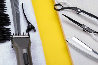 erkek seti, sarı bir arka plan üzerinde saç kesme için